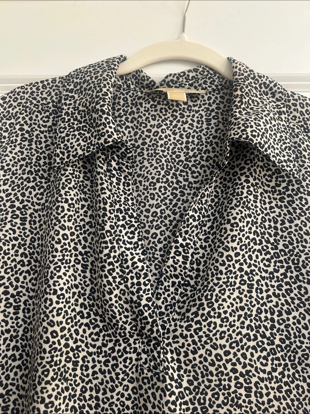 Michael Kors Black & White Leopard Sleeveless V-Neck Collared Blouse